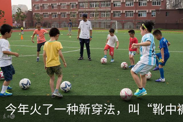 今年火了一种新穿法，叫“靴中裤”，时髦保暖，杨幂、孙千都在穿